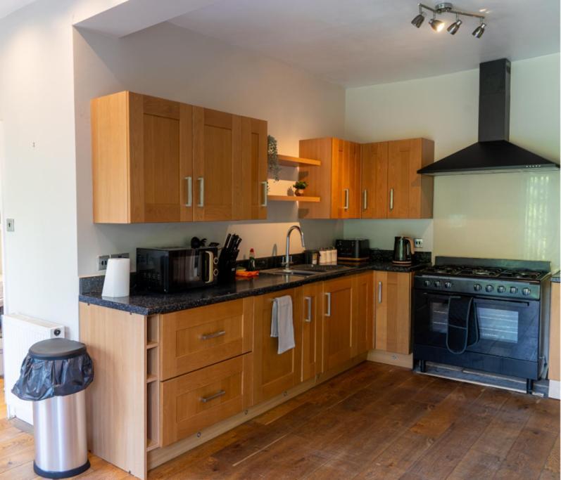 Spacious 15 Guest Home With 9 Beds In Shirley Solihull Exterior foto