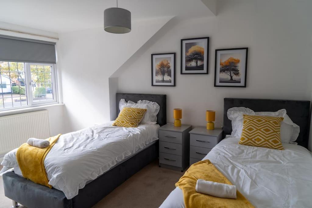 Spacious 15 Guest Home With 9 Beds In Shirley Solihull Exterior foto