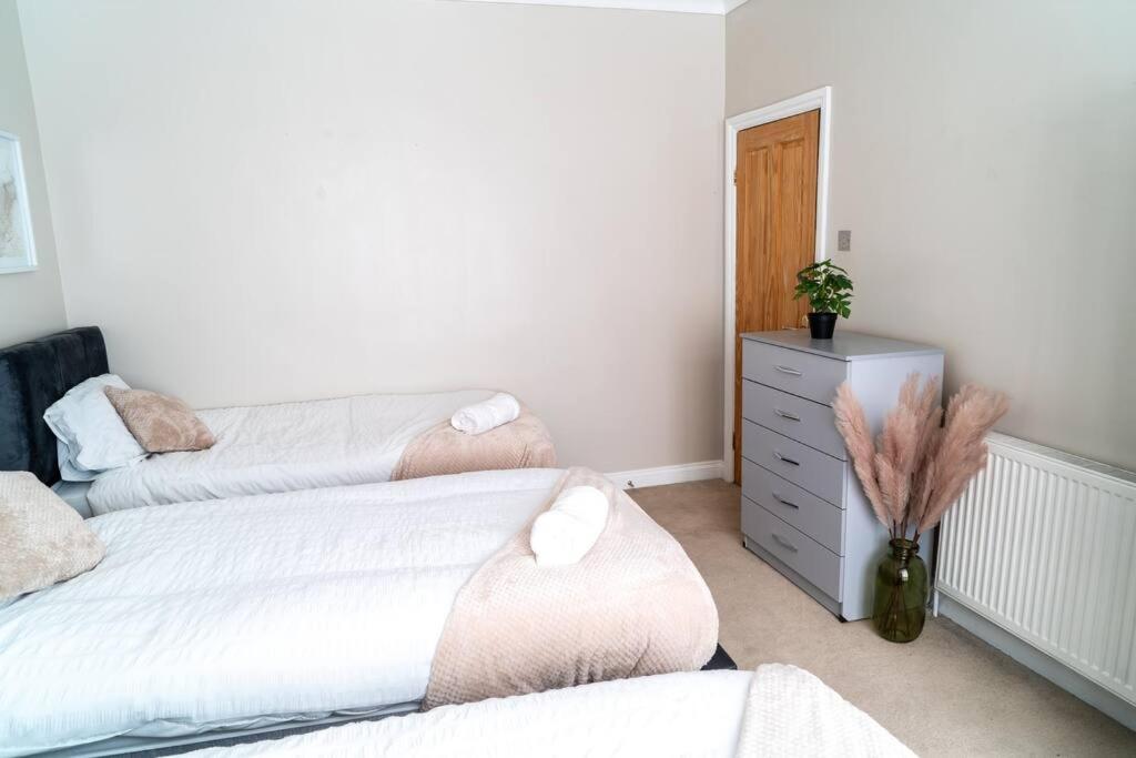 Spacious 15 Guest Home With 9 Beds In Shirley Solihull Exterior foto