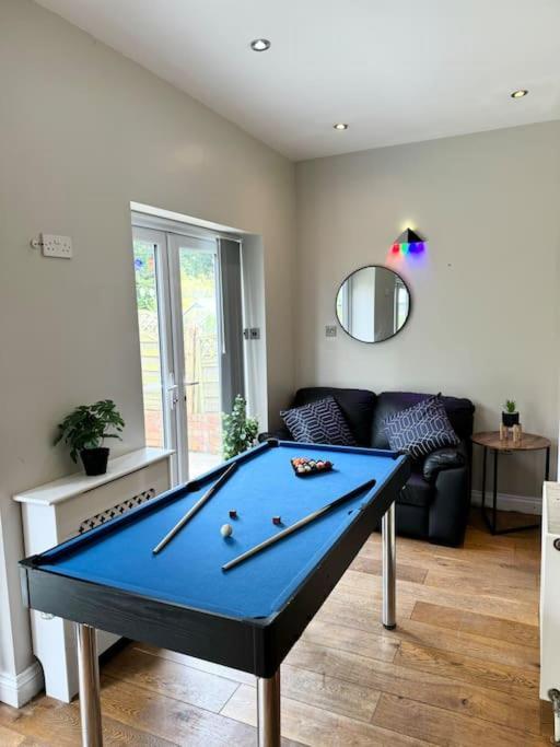 Spacious 15 Guest Home With 9 Beds In Shirley Solihull Exterior foto