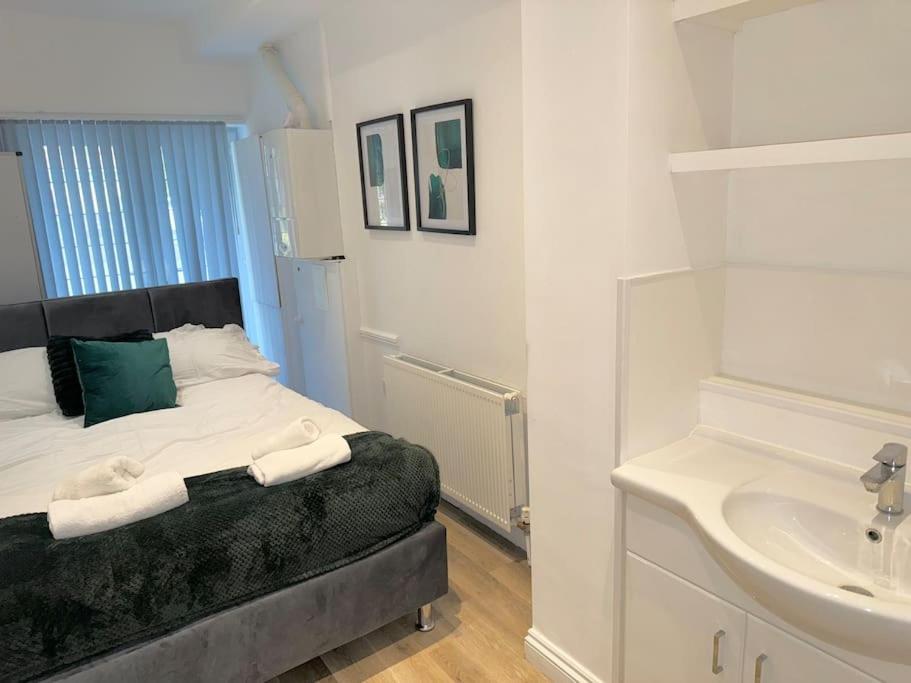 Spacious 15 Guest Home With 9 Beds In Shirley Solihull Exterior foto