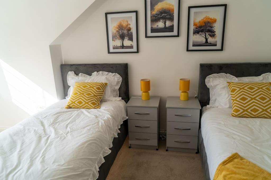 Spacious 15 Guest Home With 9 Beds In Shirley Solihull Exterior foto